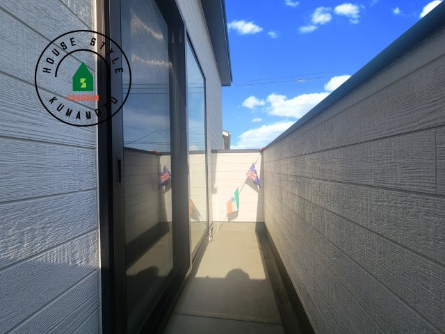 宇土市境目町第1-5棟（4号棟）のバルコニー|風をしっかりと感じられるバルコニーでは、毎日が洗濯日和です。広々としているので洗濯も楽しくなるでしょうし、気分転換にバルコニーからの眺めを楽しむのもいいでしょう。