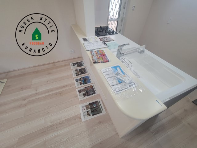 宇土市境目町第1-5棟（4号棟）のダイニング|キッチンから立ち込める香りが今日の料理を期待させます。