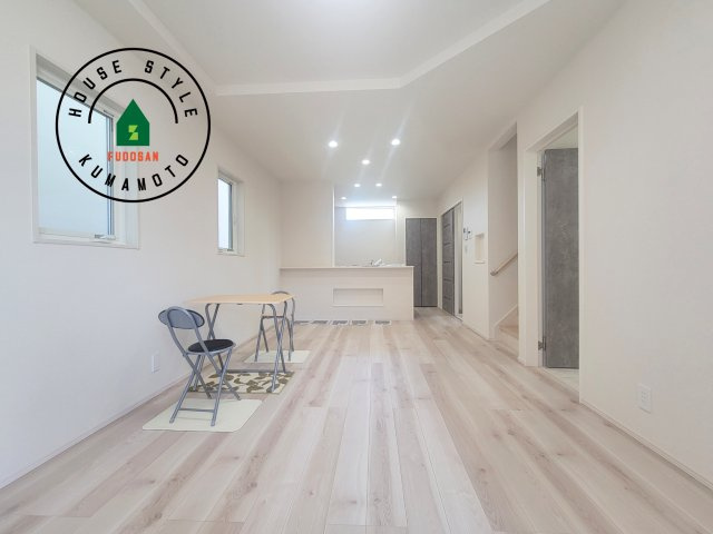 宇土市境目町第1-5棟（4号棟）の居間・リビング|キッチンからリビングをしっかり確認できます。家族の笑顔があふれる空間になりそうですね。