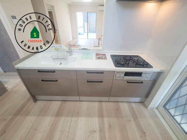 宇土市境目町第1-5棟（4号棟）のキッチン|ご家族を近くに感じられる対面キッチンのLDK。会話もはずみそうですね。