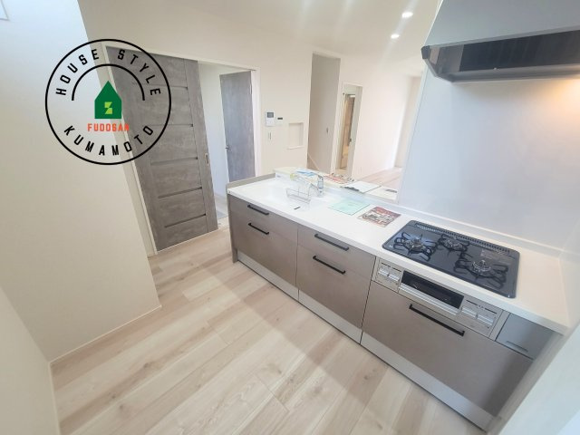 宇土市境目町第1-5棟（4号棟）のキッチン|ダイニングテーブルへの配膳がラクラク、お料理はかどるカウンター付きシステムキッチン！