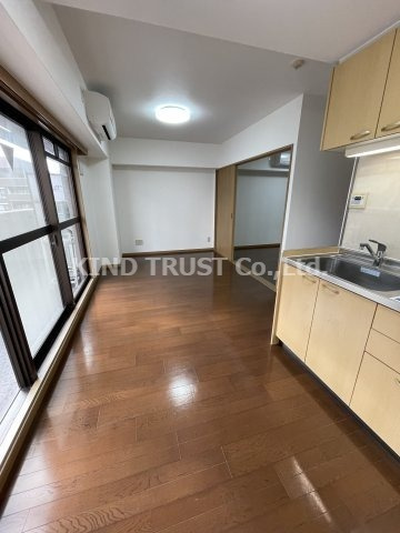 メゾンフジオ紅梅町の居間・リビング|こちらの居間で趣味の時間をお楽しみください