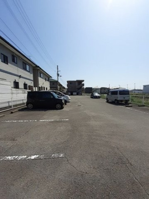 【駐車場】 | サウスヴィレッジ関谷 | 駐車場があるので、車を買う予定の方も安心です