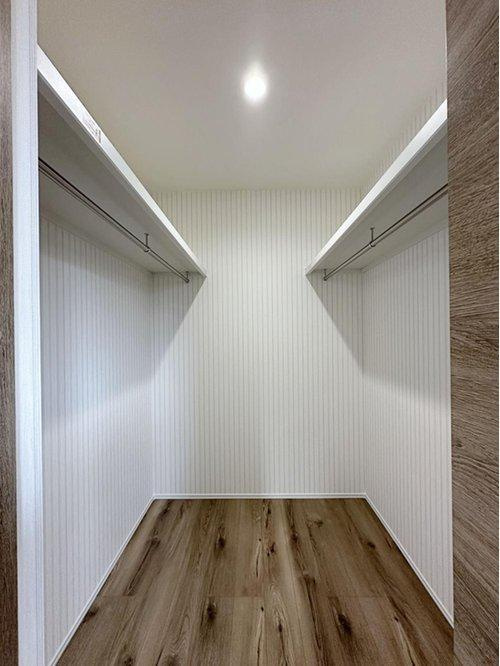 安芸区船越2丁目 南棟の収納|ウォークインクローゼット☆
広々としたスペースがあるので春夏秋冬、季節ごとのお洋服全てをまとめてしまっておけるので、季節の変わり目に入れ替えを行う、衣替えが不要になります。