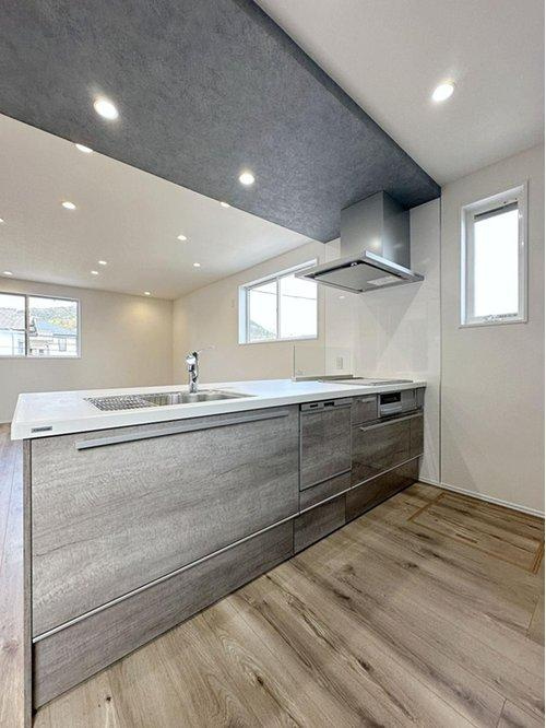 安芸区船越2丁目 南棟のキッチン|人造大理石天板使用のシステムキッチン☆
人造大理石天板は水垢が付きにくく汚れが落ちやすいのでお手入れも楽ちんです♪