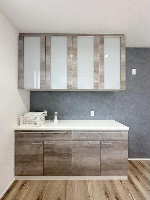 安芸区船越2丁目 南棟の収納|カップボード☆
大型のカップボードは収納力もあり便利です。また、備え付けの為、耐震性が高く地震の際にも倒れてくる心配はありません♪