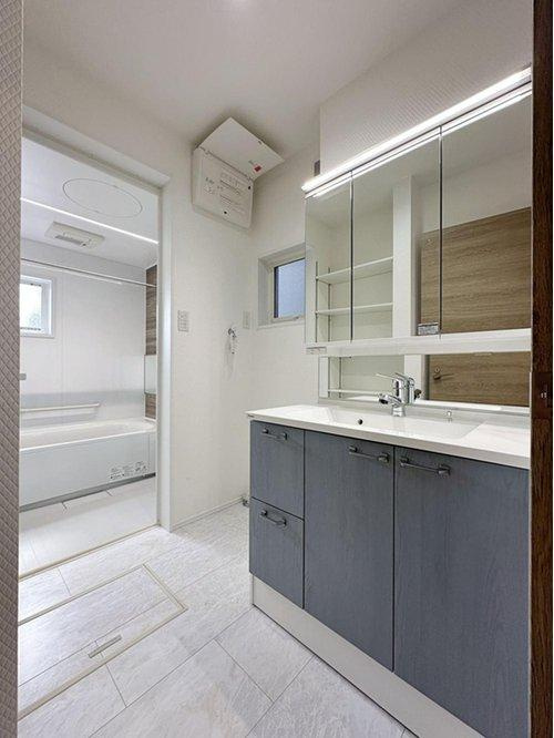 安芸区船越2丁目 南棟の洗面所|シャワー付き洗面化粧台☆
洗面台にシャワー機能が付いたもので、シャンプーなども行える多機能洗面台です。また、顔や手を洗うためだけではなく、シャワー付き洗面台を使えば手洗い洗濯などでも利用できます♪