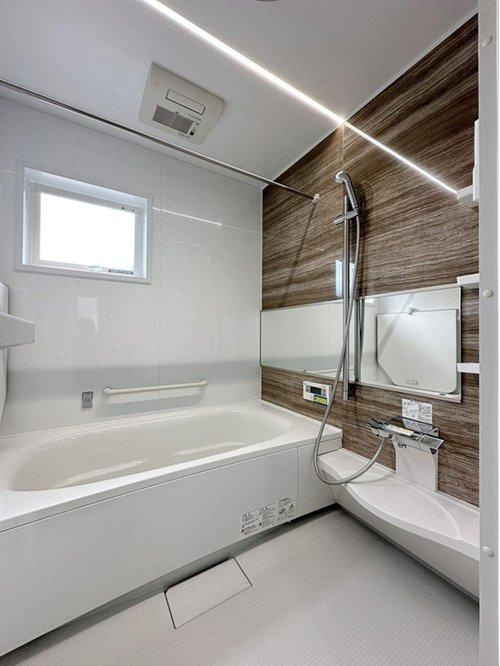 安芸区船越2丁目 南棟の浴室|浴室乾燥機機能付き1坪タイプのユニットバス☆
ユニットバスは、気密性にも優れています。そのため、冬場でもお湯が冷めにくく、暖かい空間を維持することができます。