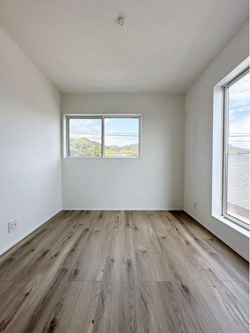 安芸区船越2丁目 南棟の洋室|5.9帖の洋室☆
2面採光の為とても明るいです♪