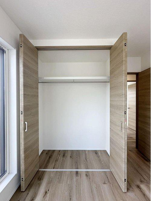 安芸区船越2丁目 南棟の収納|クローゼット☆
広々としたスペースがあるので春夏秋冬、季節ごとのお洋服全てをまとめてしまっておけるので、季節の変わり目に入れ替えを行う、衣替えが不要になります。