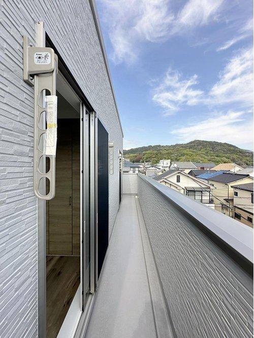 安芸区船越2丁目 南棟のバルコニー|2面バルコニー☆
横幅も広いので洗濯物もたくさん干すことが可能です♪