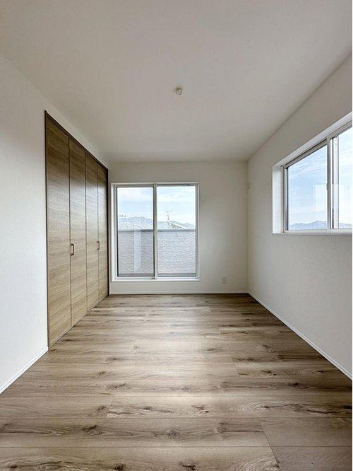 安芸区船越2丁目 南棟の子供部屋|5.2帖の洋室☆
北東側に掃き出し窓もあり、明るいです♪
