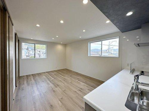 安芸区船越2丁目 南棟の居間・リビング|15.7帖の明るいリビング☆
北東側に掃き出し窓もあり、2面採光のため開放的でとても明るいです♪