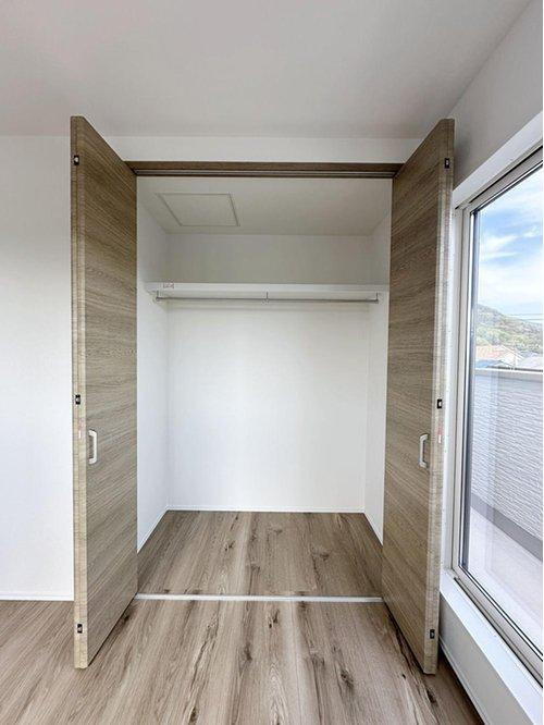 安芸区船越2丁目 南棟の収納|クローゼット☆
広々としたスペースがあるので春夏秋冬、季節ごとのお洋服全てをまとめてしまっておけるので、季節の変わり目に入れ替えを行う、衣替えが不要になります。