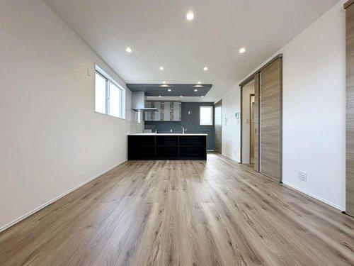 安芸区船越2丁目 南棟の居間・リビング|15.7帖の明るいリビング☆
北東側に掃き出し窓もあり、2面採光のため開放的でとても明るいです♪