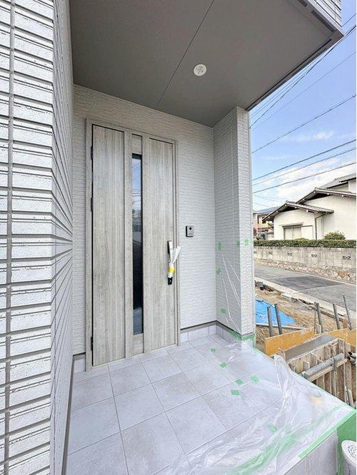 安芸区船越2丁目 南棟の玄関|玄関ポーチには屋根も付いており、雨が降っても濡れる心配はありません♪