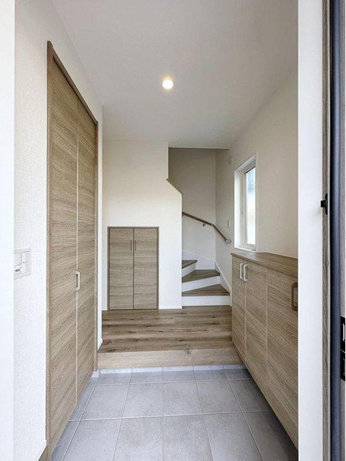 安芸区船越2丁目 南棟の玄関|玄関ホール☆
広々とした玄関ホールになっております♪