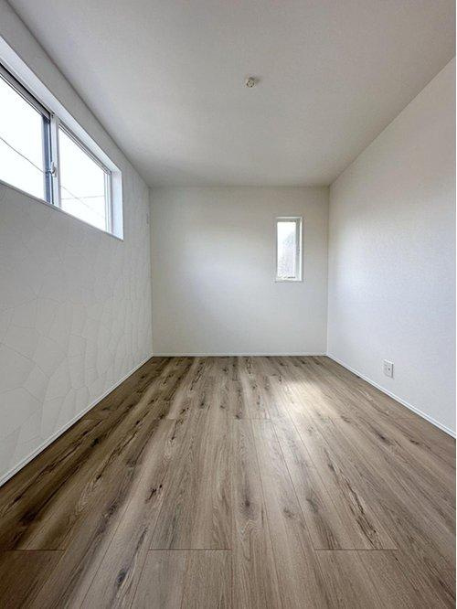 安芸区船越2丁目 南棟の洋室|6.4帖の洋室☆
2面採光で明るいです♪