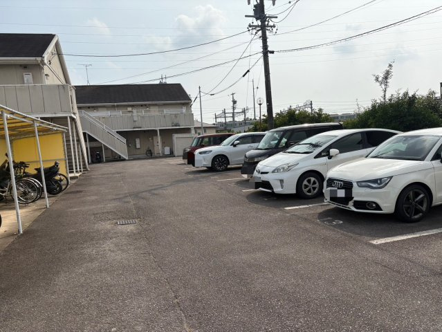 フジチカ8 B棟の駐車場