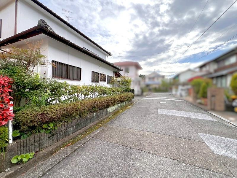 高知市横浜新町3丁目　中古戸建ての前面道路含む現地写真