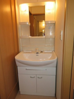 【洗面所】 | エレガンテ・プローデＢ | 明るい洗面所です