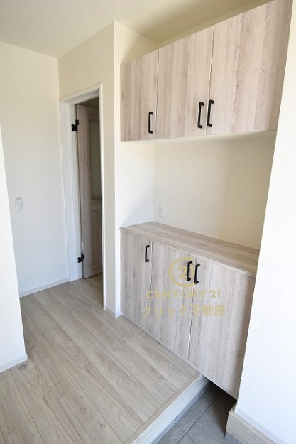 Terrace　水戸市河和田　1期 　2の玄関|たっぷり入る玄関収納です！扉の中は可動棚ですので、用途に合わせて高さを自由に変えることができます。