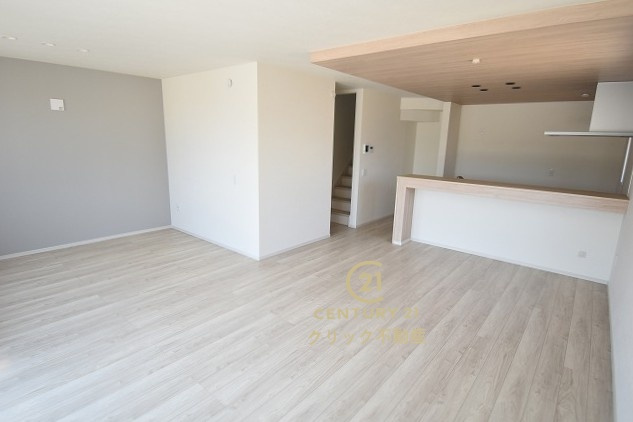 Terrace　水戸市河和田　1期 　2の居間・リビング|おしゃれな家具やカーテンもより映える明るいリビングです。ソファーを置いてもまだまだ余裕の広さ♪ お好みのインテリアで至福の時間をお楽しみください！