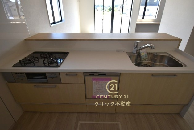 Terrace　水戸市河和田　1期 　2のキッチン|対面式システムキッチンは料理中や後片づけの間も会話が楽しめ、家族に一体感が生まれます。食事の後片付けもラクラクの食洗機つき♪水道代の節約になり、気になる手荒れも防げそう！