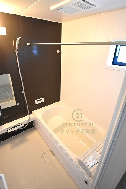 Terrace　水戸市河和田　1期 　2の浴室|浴槽への出入りが安全な低床タイプのユニットバスです。洗い場は滑りにくい速乾床ですので、お子様やご高齢の方にも安心です。自動お湯張りに追焚機能付きのオートバスです。