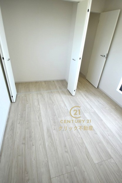 Terrace　水戸市河和田　1期 　2の洋室|折戸を開くと壁面クローゼット。衣類が横一列に並ぶためひと目で洋服が選びやすい！衣類をたくさんお持ちの方もスッキリ片付きます♪