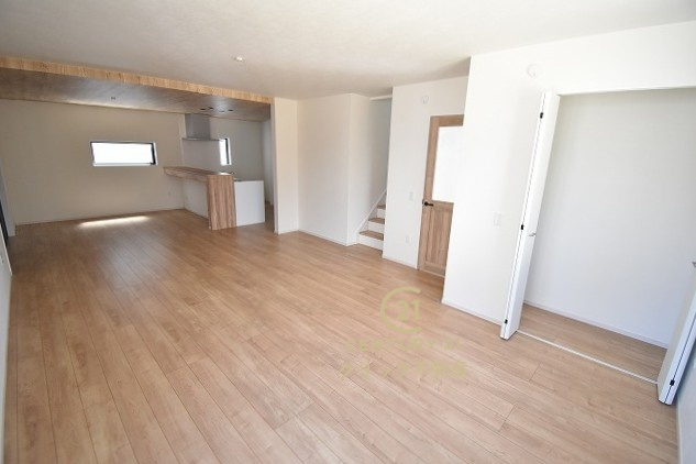 Terrace　水戸市河和田　1期 　4の居間・リビング|洗練された明るいLDK。カーテンやラグの色、質感、選ぶ家具などで雰囲気が変わりますので、お好みのインテリアを楽しみましょう♪リビング階段は家族が自然と顔を合わせる工夫です。