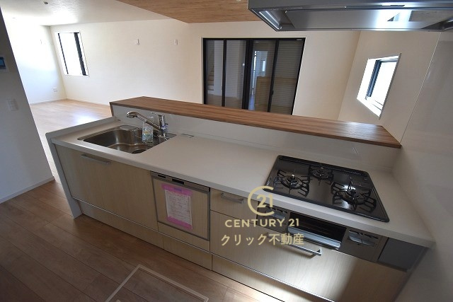 Terrace　水戸市河和田　1期 　4のキッチン|対面式システムキッチンは料理中や後片づけの間も会話が楽しめ、家族に一体感が生まれます。十分な広さのキッチンなら、家族での分担作業もはかどりそう！