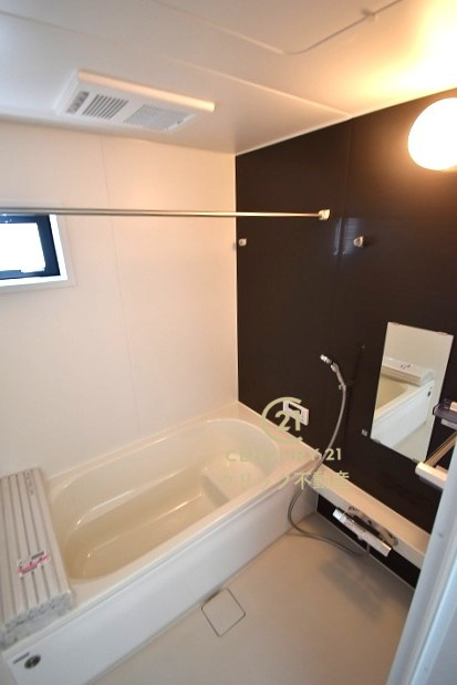 Terrace　水戸市河和田　1期 　4の浴室|浴槽への出入りが安全な低床タイプのユニットバスです。洗い場は滑りにくい速乾床ですので、お子様やご高齢の方にも安心です。自動お湯張りに追焚機能付きのオートバスです。