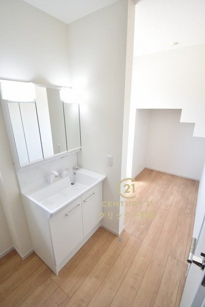 Terrace　水戸市河和田　1期 　4の独立洗面台|シャンプードレッサー付き洗面台は、広めで使いやすい、お手入れが楽なデザイン。奥にはリネン庫、窓があるので採光、通風良好です。