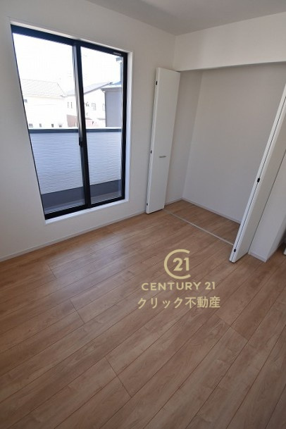 Terrace　水戸市河和田　1期 　4の洋室|折戸を開くと壁面クローゼット。衣類が横一列に並ぶためひと目で洋服が選びやすい！衣類をたくさんお持ちの方もスッキリ片付きます♪