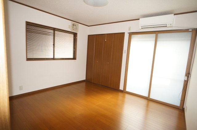 【居間・リビング】 | コーポサルビア | 二面採光の明るいお部屋