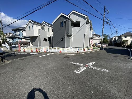 【前面道路含む現地写真】 | 【仲介手数料０円】秦野市今泉24-1期　新築一戸建て　全2棟 | 秦野市今泉24-1期　新築一戸建て　全2棟