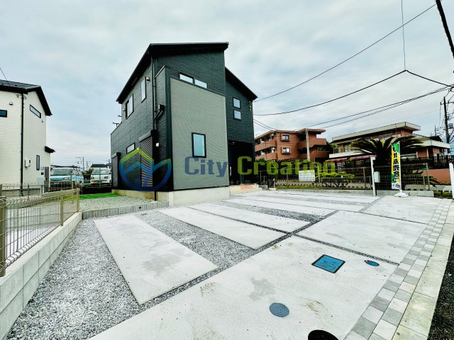 秦野市鈴張町　敷地広々新築戸建ての外観
