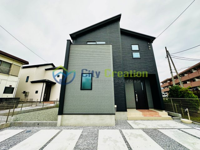 秦野市鈴張町　敷地広々新築戸建ての外観