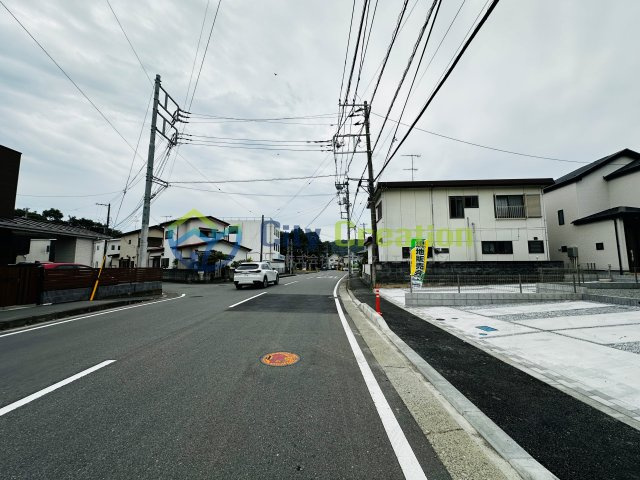 秦野市鈴張町　敷地広々新築戸建ての前面道路含む現地写真