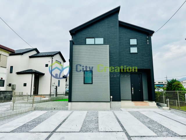 秦野市鈴張町　敷地広々新築戸建ての外観