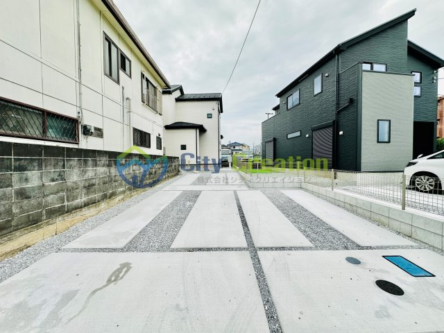 秦野市鈴張町　敷地広々新築戸建ての駐車場