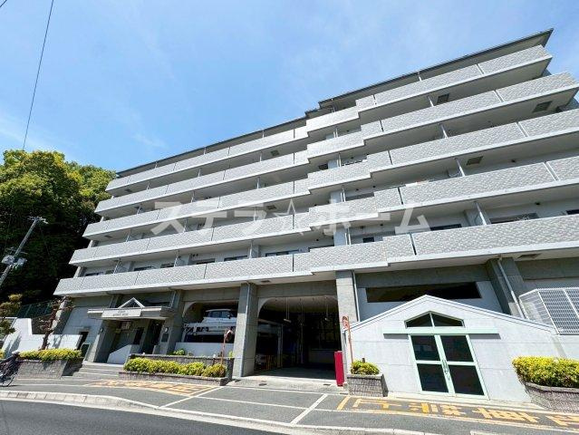 エスリード万博公園の外観|落ち着いた雰囲気の外観です