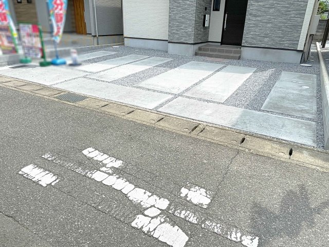 小山市城東9期　新築戸建て　2号棟の駐車場|カースペースは3台完備。ゲスト用のスペースも確保できますね♪