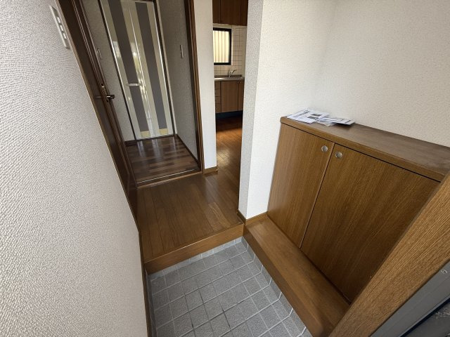 橿原市大軽町のアパートの玄関