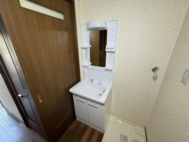 橿原市大軽町のアパートの独立洗面台