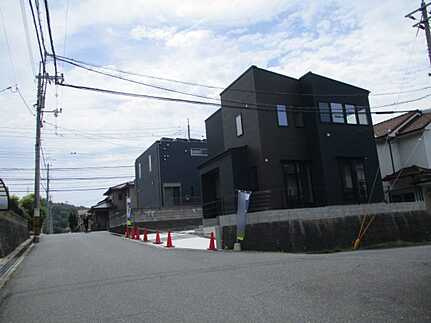 広島市佐伯区藤の木２丁目 　新築一戸建て(A)の前面道路含む現地写真