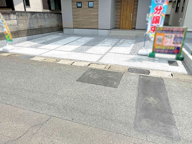 小山市城東9期　新築戸建て　3号棟の駐車場|カースペースは3台完備。ゲスト用のスペースも確保できますね♪