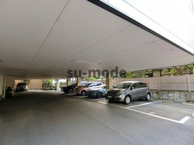 ミル・コリーヌの駐車場