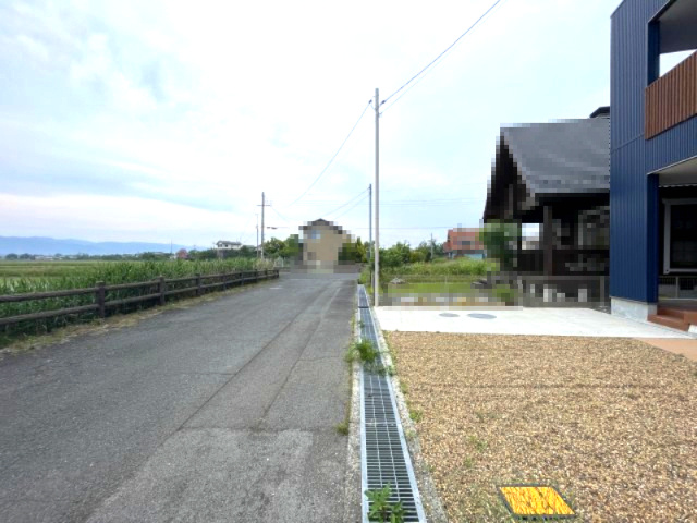 高島市新旭町針江中古戸建の前面道路含む現地写真